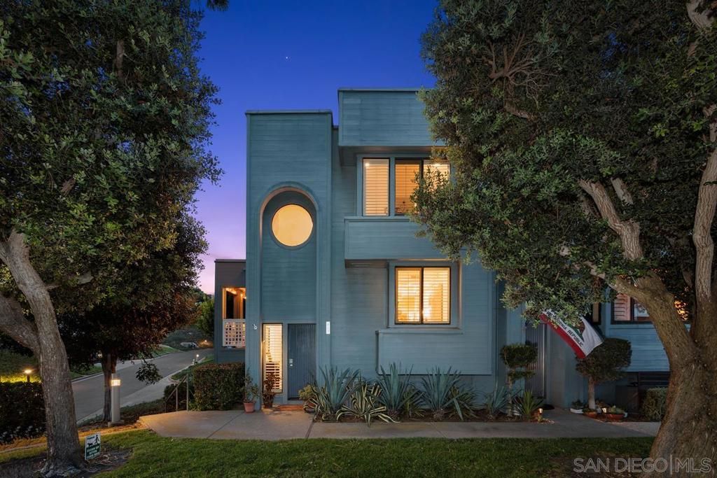 Photo of 964 Intrepid Court Ct, Del Mar, CA 92014 (MLS # 260008471SD)