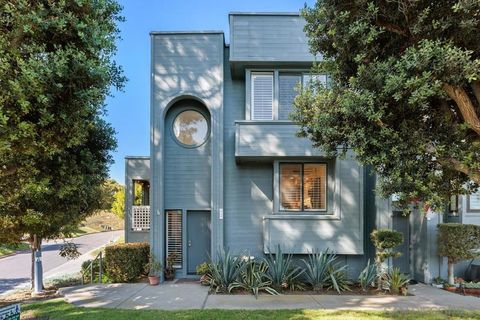 Photo of 964 Intrepid Court Ct, Del Mar, CA 92014 (MLS # 260008471SD)