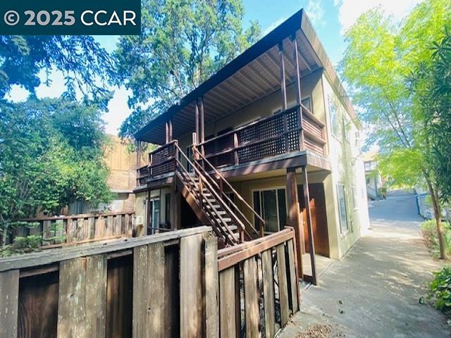 Charming move-in ready, 1BD/1BA apartment unit in a quaint fourplex building is available NOW! Located in downtown Lafayette near the theater, library, restaurants, shops, Lafayette Reservoir, Hwy. 24 and BART station.