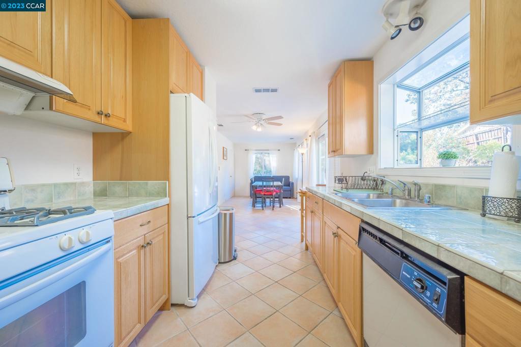 LARKEYAREA - Residential Lease