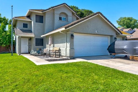 Photo of 725 Mckinley Street, Los Banos, CA 93635 (MLS # ML82046245)