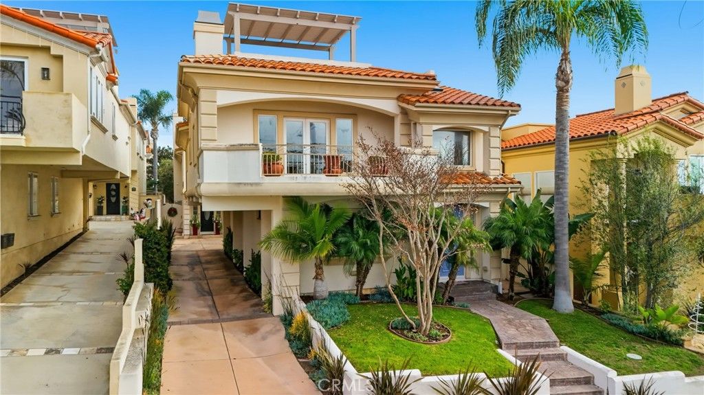 Photo of 222 S Juanita Avenue #A, Redondo Beach, CA 90277 (MLS # PV25251228)