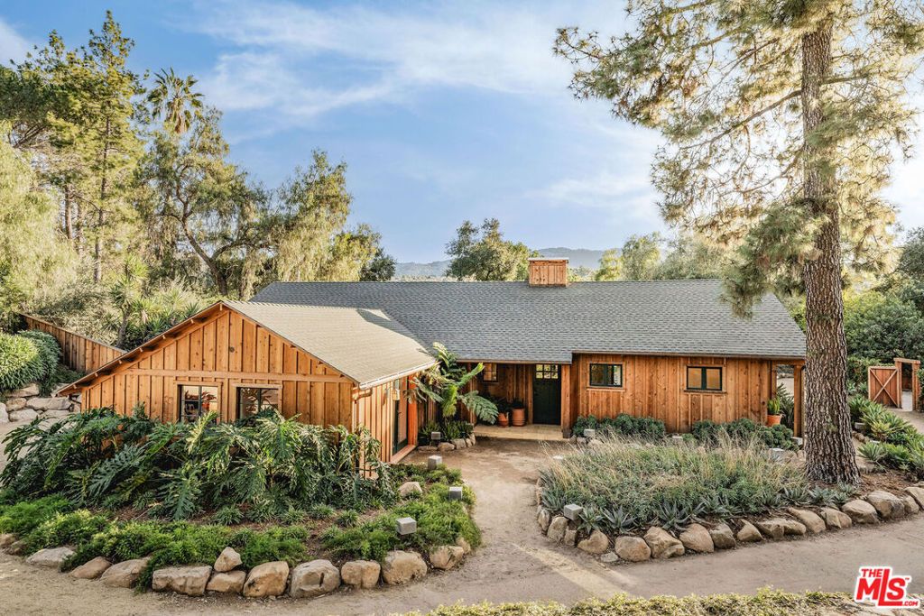 Photo of 483 El Jina Lane, Ojai, CA 93023 (MLS # 26638181)
