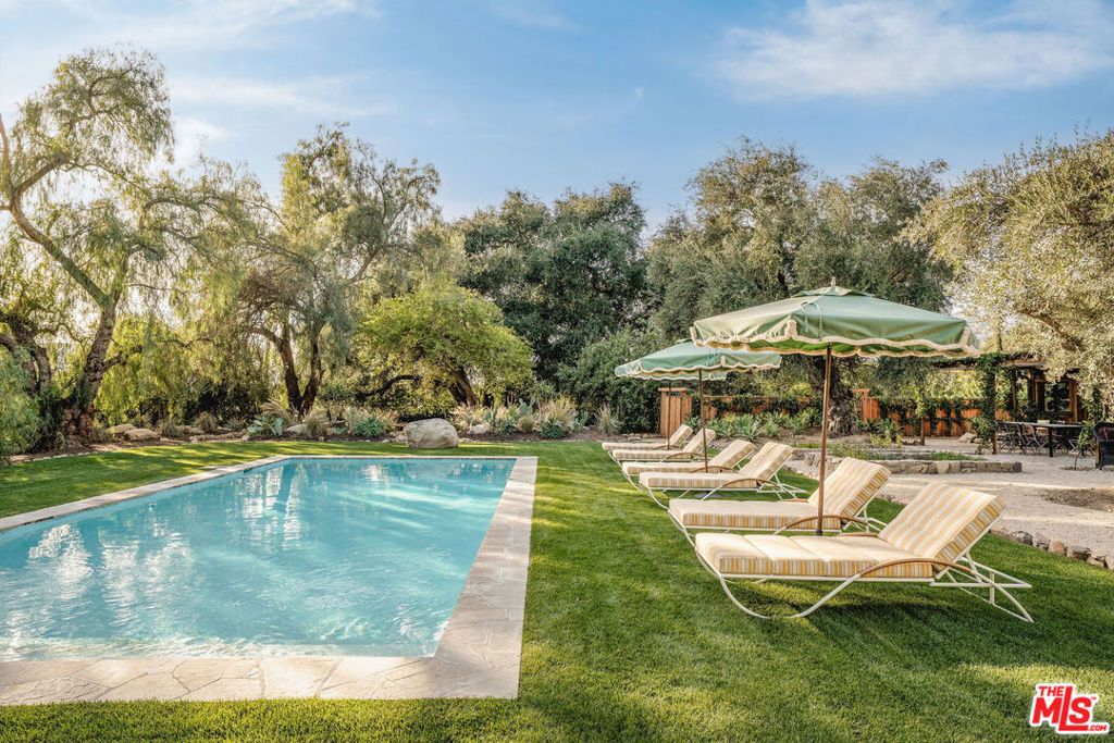 Photo of 483 El Jina Lane, Ojai, CA 93023 (MLS # 26638181)