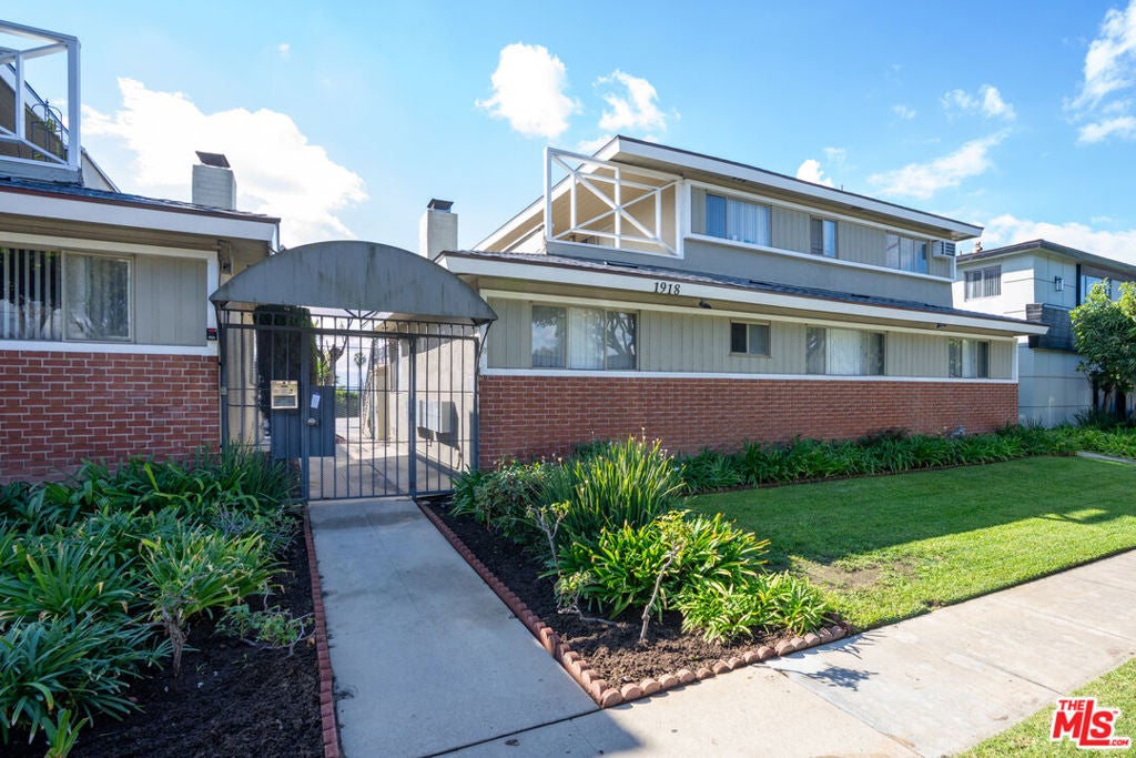 1914 W El Segundo Boulevard