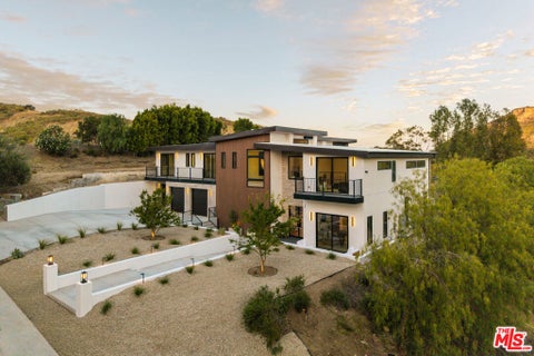 Photo of 38 Dapplegray Road, Bell Canyon, CA 91307 (MLS # 26103339)