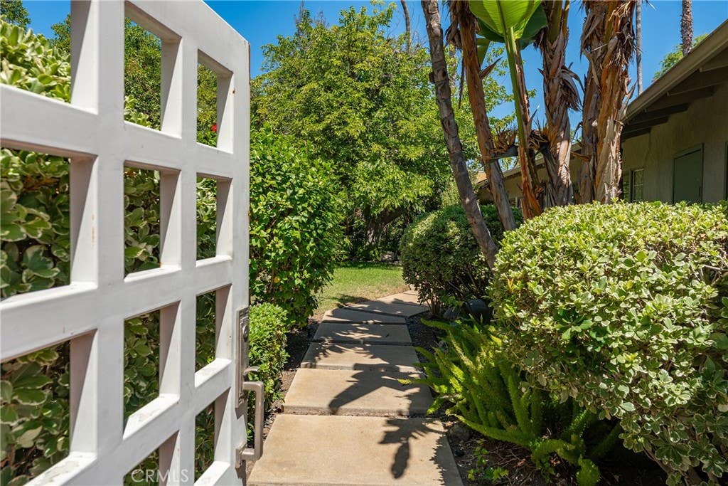 Photo of 4956 Hood Drive, Woodland Hills, CA 91364 (MLS # SR26153819)