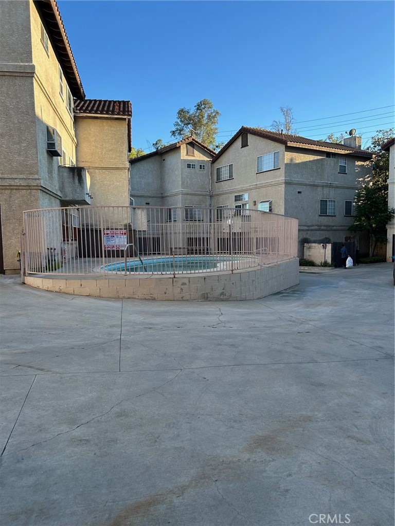 Very nice Condo in Rosemead across from Town Center Drive Shoppin Mall. Four bedrooms, and three baths. 3 car garage, one legal bedroom, washer and dryer hook up in the first floor. Living room, family room, kitchen and dinning room on the second floor. Community pool and common area. Quiet neighborhood and convenience to Super Market.