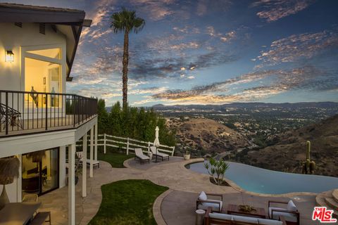 Photo of 130 Dapplegray Road, Bell Canyon, CA 91307 (MLS # 25583215)