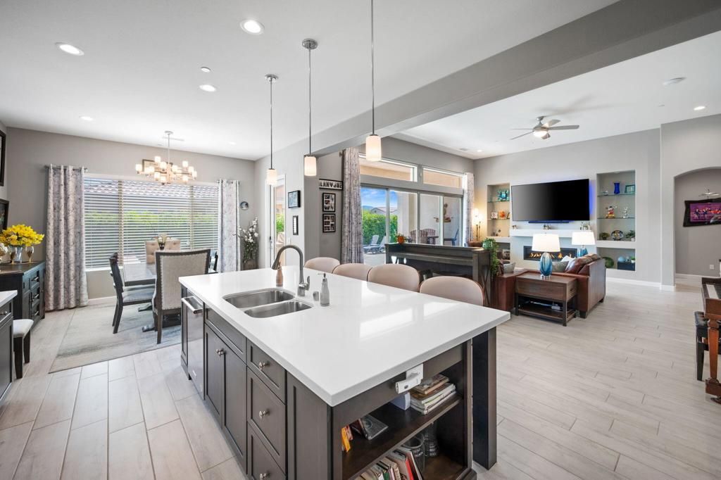 listing image 130728402377231610219
