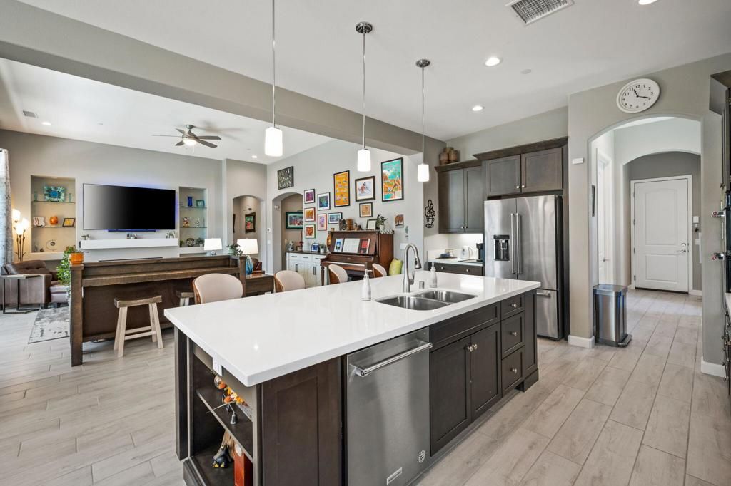 listing image 130724693931957341648
