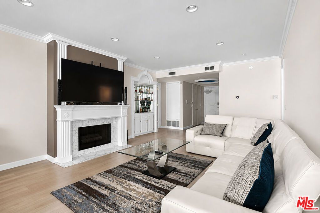 Photo of 14923 Moorpark Street #101, Sherman Oaks, CA 91403 (MLS # 26839361)