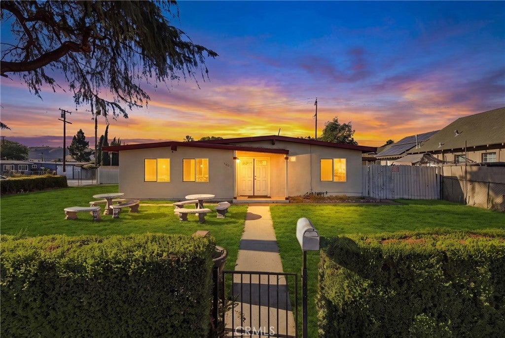 2065 W Orange Grove