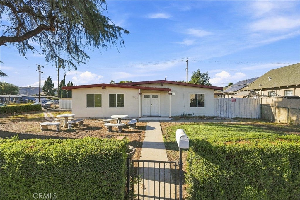 2065 W Orange Grove