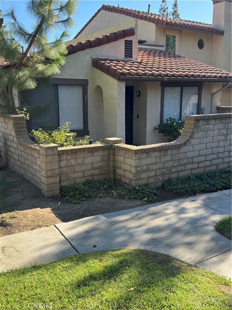 Outstanding single story condo, in the great Marlborough Villa community. This Rancho Cucamonga home is a corner unit, offering 2 bedroom and 1 bath for small families or retirees. The complex offers 4 pools, tennis courts, and many other great amenities. It's close to grocery stores and fantastic restaurants for your everyday needs. This home will not last. Don't miss out!