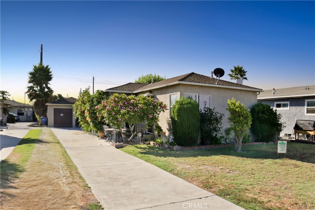 Duplex for sale! The property has a small 1 bedroom, 1 bathroom unit and attached to that is a 2 bedroom, 1 bath unit. There are two 1 car garages and an expansive yard --- all on an 11,021 sq ft lot. The property is located south of Downey PIH and near downtown Downey, Downey Promenade and Downey Landing.
