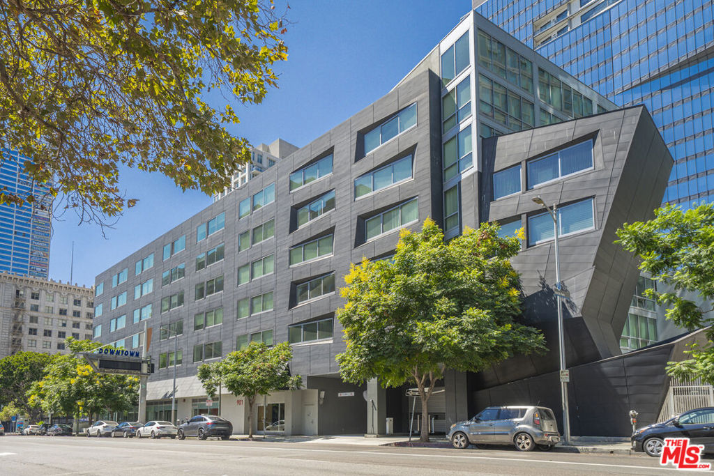 901 S Flower Street 714