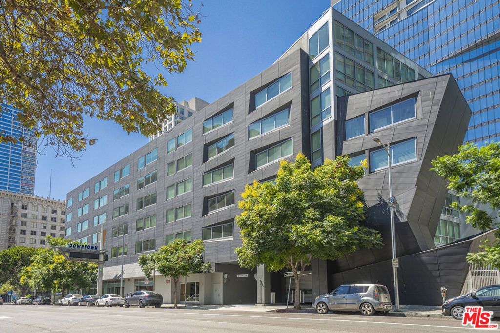 Photo of 901 S Flower Street #714, Los Angeles, CA 90015 (MLS # 26656449)