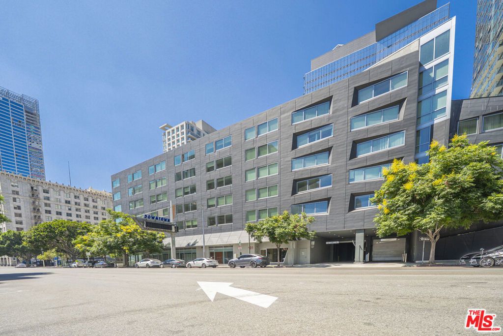 Photo of 901 S Flower Street #714, Los Angeles, CA 90015 (MLS # 26656449)