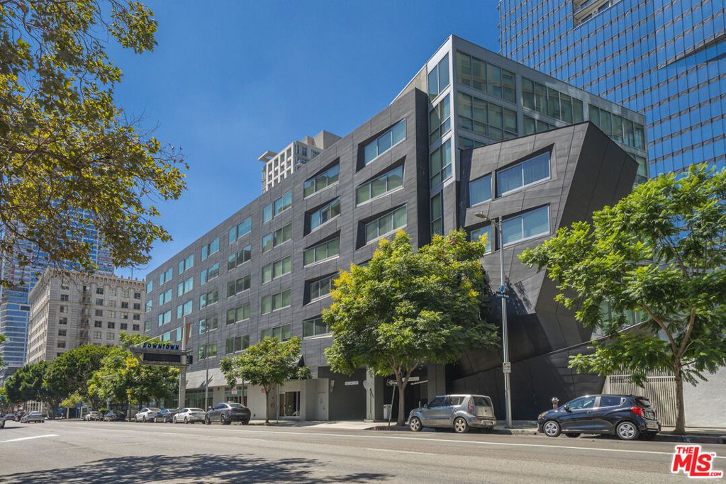 Photo of 901 S Flower Street #714, Los Angeles, CA 90015 (MLS # 26656449)