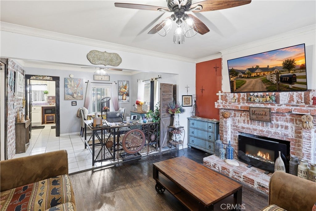 4518 S Van Ness