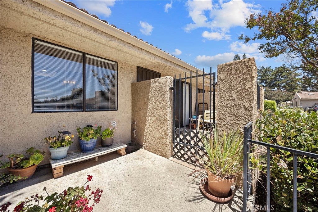 4678 Lakeview 1