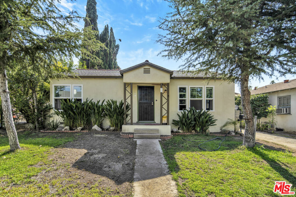 Charming front house in a desirable Pasadena location! This inviting single-family home features 2 spacious bedrooms, 1 full bathroom, and approximately 1,000 sq ft of comfortable living space with beautiful hardwood floors throughout. The kitchen is equipped with stainless steel appliances, perfect for cooking and entertaining. The home also includes a convenient laundry area, making everyday living easy. Don't miss this fantastic opportunity to own a cozy Pasadena residence close to local amenities and transportation.