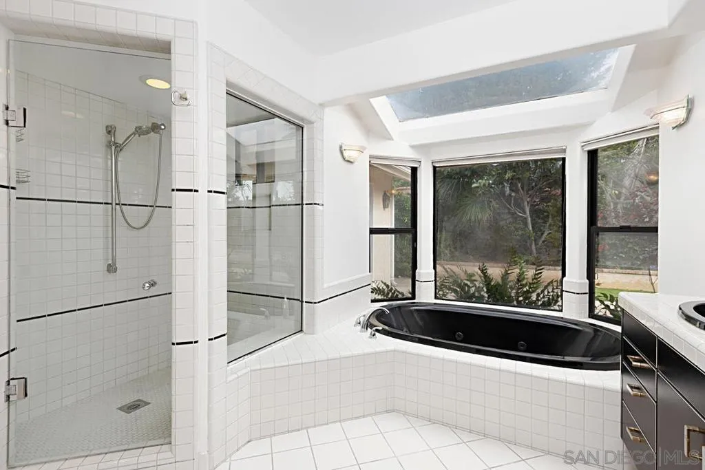 La Jolla, California 92037, United States, 5 Bedrooms Bedrooms, ,4 BathroomsBathrooms,Residential,Active,243608