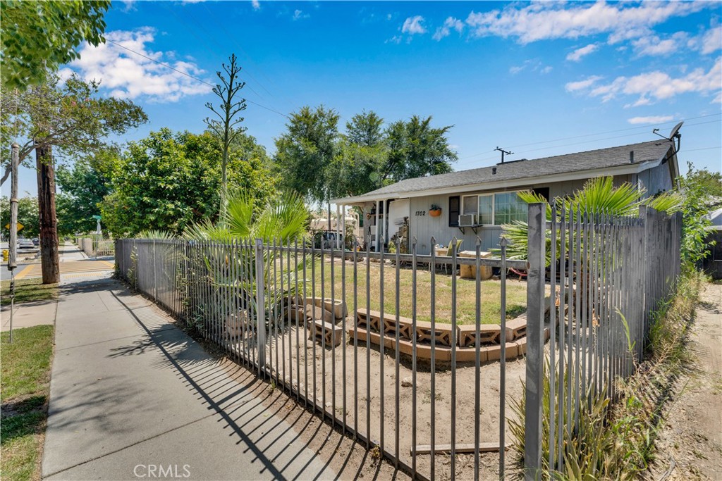 1702 N Sierra Way