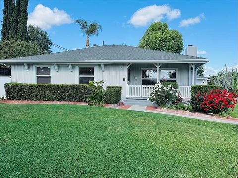 Photo of 22206 Kittridge Street, Woodland Hills, CA 91303 (MLS # SR26089137)