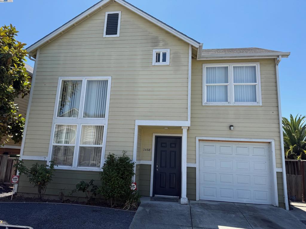 Two Story 3beds/2 baths Single home in Oakland's Castlemont neighborhood. Built in 2002, near freeway 580/238, schools, shops, bus.