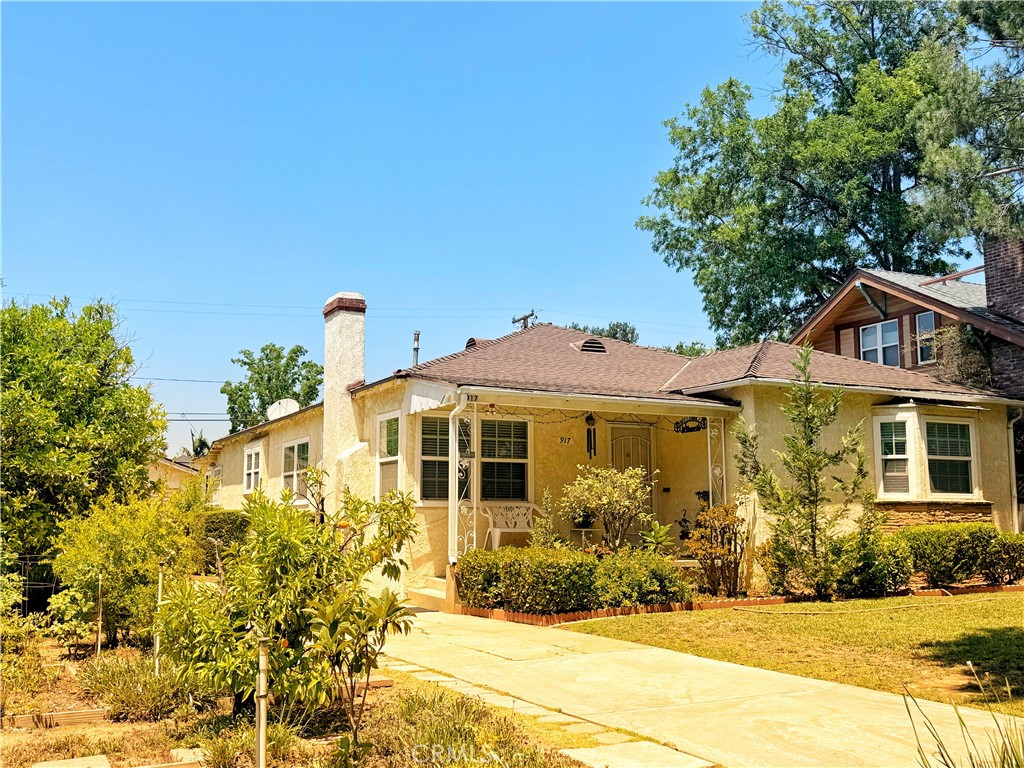 Nice North Alhambra area near San Marino and South Pasadena. Walking distance to Ralph Supermarket , Seven Eleven and In-And-Out Burger yet on quiet Oak treelined Street. Two suites or masters. Hardwood floor throughout so that easy maintenance. Owners have been there 40 years but retiring to other place.