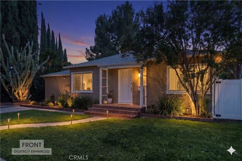 Photo of 17008 Hartland St St, Lake Balboa, CA 91406 (MLS # SR26101312)
