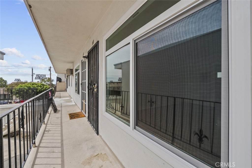 Welcome to your beautifully updated home at 1601 College View Drive a spacious 1 bed, 1 bath condo offering 700 sq ft of stylish living space. This totally remodeled unit is move-in ready and truly a must-see!
Located in a quiet, safe neighborhood, this bright and airy home is filled with natural light throughout. The thoughtfully designed floor plan features a modern kitchen, upgraded flooring, fresh paint, and contemporary finishes that blend comfort with elegance.
Enjoy the convenience of your own detached 1-car garage, plus on-site laundry and a well-maintained community. Just minutes from East Los Angeles College, local shops, dining, parks, and freeway access (60, 10, 710) everything you need is right at your doorstep.