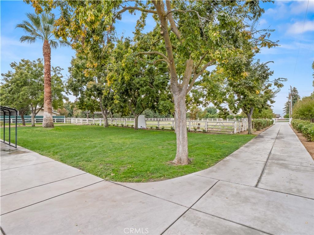 Photo of 9226 N Fowler Ave, Clovis, CA 93619 (MLS # FR25246505)