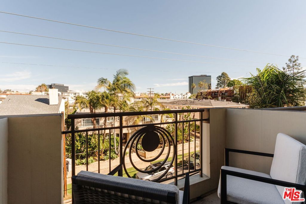 Photo of 951 Granville Avenue #PH2, Los Angeles, CA 90049 (MLS # 26634743)