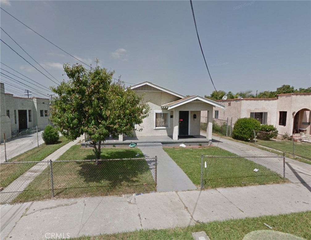 This 1704 square foot triplex has 4 bedrooms and 3 bathrooms. 2 of the units are currently rented and one unit is vacant. This is an ideal situation for an owner to move in the vacant unit and receive rental income from the other 2.