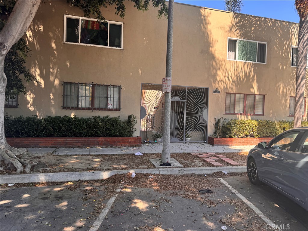 Great Opportunity to live in the heart of Long Beach! Walking distance to the downtown and steps from the ocean. Charming 1 bedroom and 1 bathroom with a spacious living room. Must see!