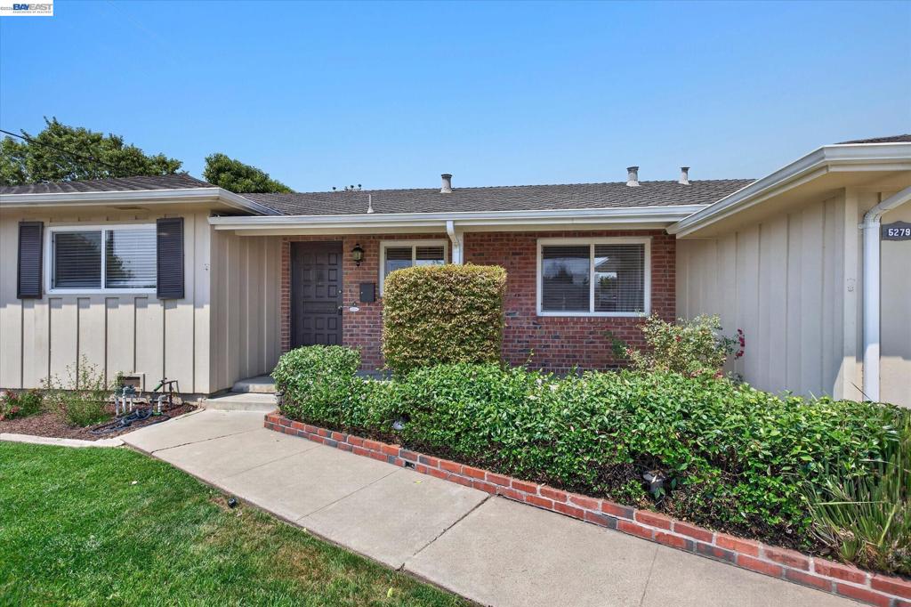 5279 Eggers Dr