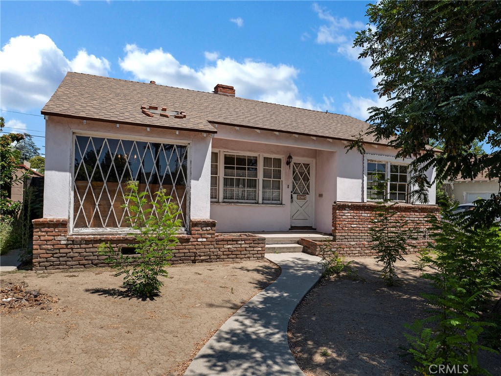 INVESTORS, INVESTORS, INVESTORS! This is a dream opportunity. Must be sold for cash or private financing. The floor plan is dynamite and large! Hardwood floors in most of the house, large open kitchen and sizeable family room. 4 good sized bedrooms and 2 baths, over 2000 sq ft. Detached 2 car garage with small room attached. There is a leak under the house so there is no running water. Needs work. Hurry this will no last.
