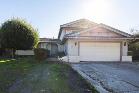 Photo of 402 Avenida Arboles, San Jose, CA 95123 (MLS # ML82031349)