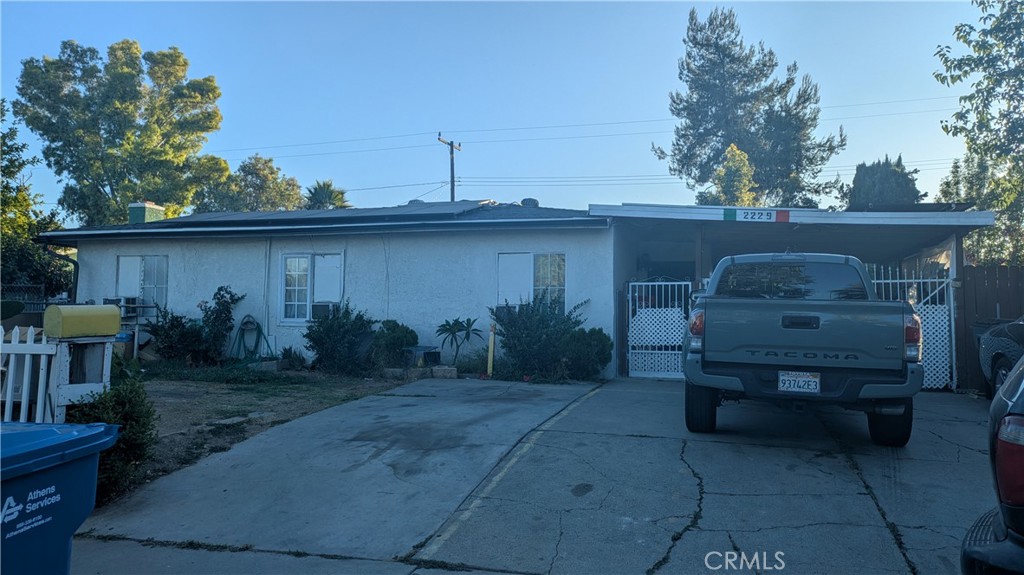 Great opportunity in the heart of Pomona! This well-maintained home features 3 bedrooms and 1 bathroom on a spacious 6,289 sq ft lot, offering plenty of room for future expansion or an ADU (Accessory Dwelling Unit). The home boasts a new roof equipped with solar panels, providing energy efficiency and long-term savings.
Conveniently located near shopping centers and close to four major freeways, this property offers excellent access for commuters and families alike. Whether you're a first-time buyer or an investor looking to build, this property combines value, location, and potential. Don’t miss out!