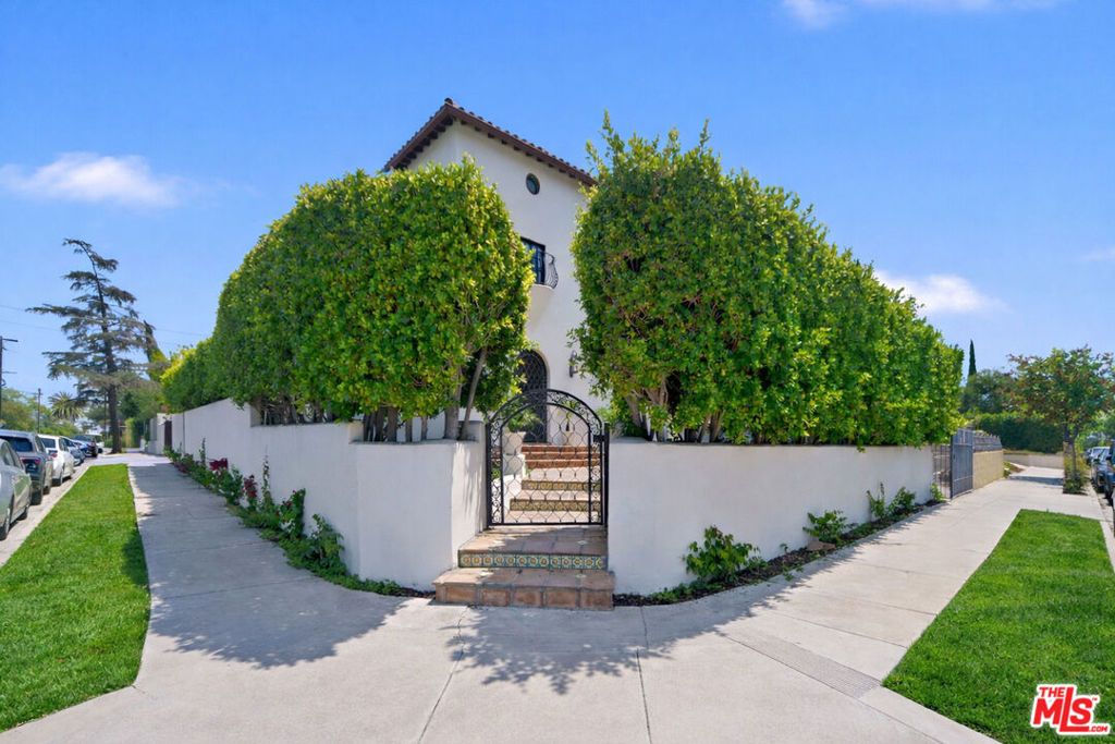 Photo of 588 N Gower Street, Los Angeles, CA 90004 (MLS # 26636439)