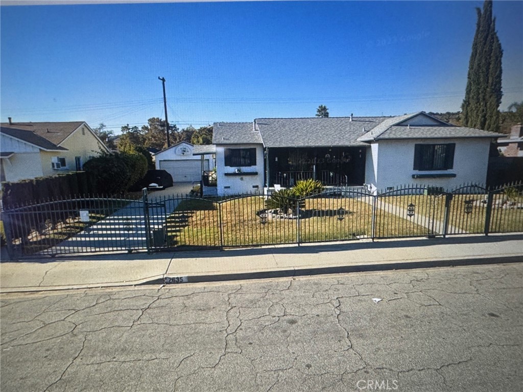 Home is centrally located between the 57 Fwy, 71 Fwy, 10 Fwy and 60 Fwy in Pomona. Super close to CAL Poly and Mt. SAC Collage. Home is all fenced in with automatic gate and a detached two car garage. Please call for a private showing.
