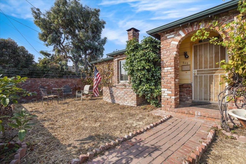 Main image without alt text