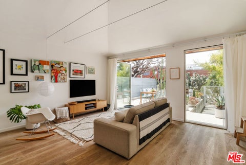 Photo of 706 S Hampton Drive, Venice, CA 90291 (MLS # 26104519)
