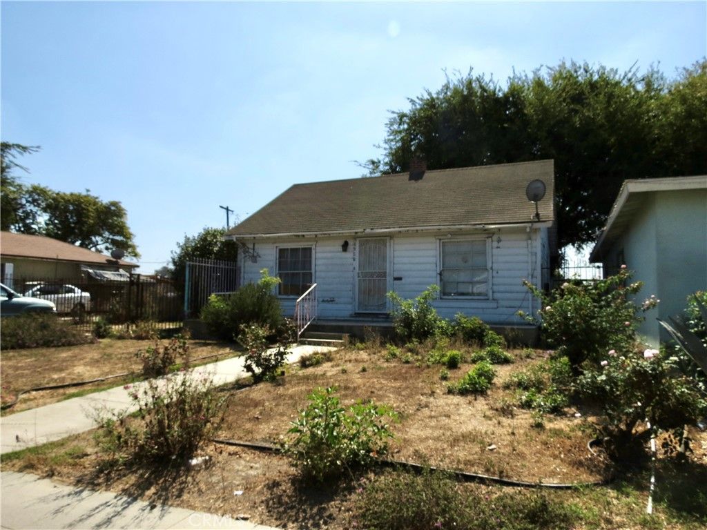 Photo of 4949 E San Carlos St, Rancho Dominguez, CA 90221 (MLS # MB25238427)