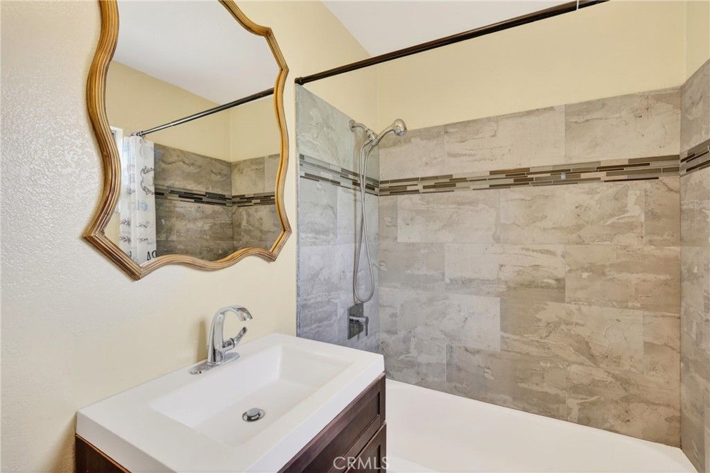 listing image 130726915428191859635