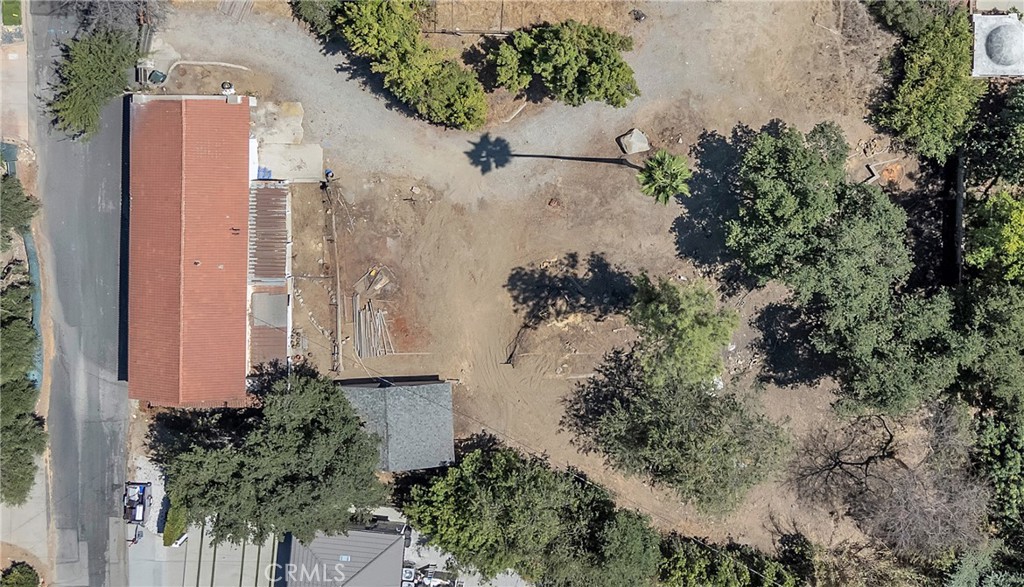 Great opportunity to invest or build your own dream home. Among multi million dollar houses, in the Kinnaloa Canyon neighborhood. Currently there is a small house on the property which can be financed.