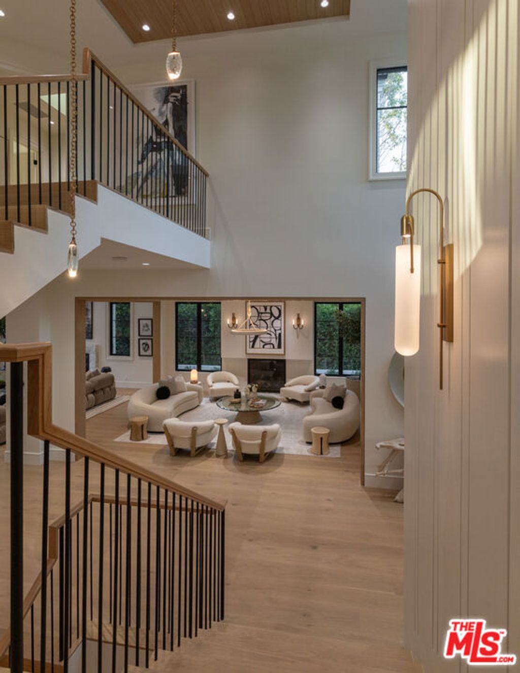 Photo of 415 N Cliffwood Avenue, Los Angeles, CA 90049 (MLS # 25578051)